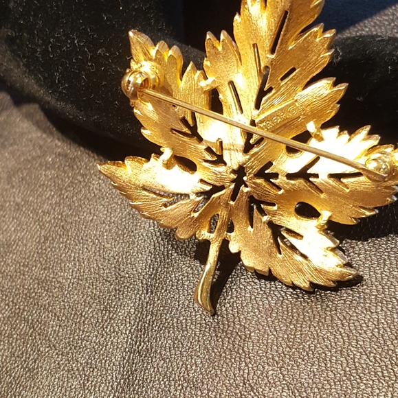 Trifari Crown Vintage Leaf  Brooch - Picture 5 of 7